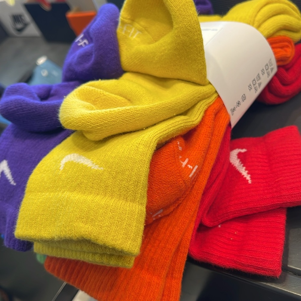 Nike Everyday Plus Cushioned
Training Crew Socks (6 Pairs) - Picture 8 of 16